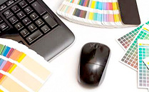 写真：机上に並んだキーボード・マウス・配色カード